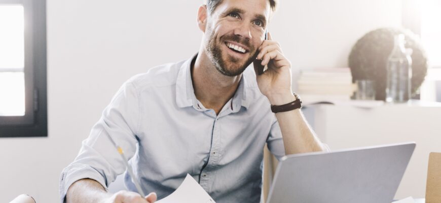 Фото мужчина за рабочим столом с ноутбуком