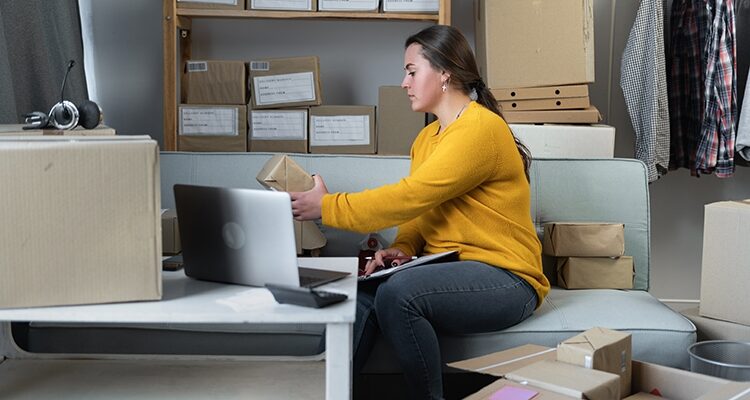 Женщина продает товары онлайн